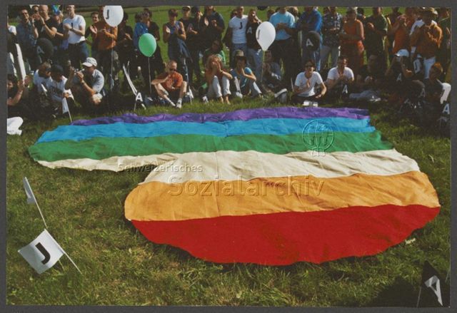 Aktion der HAZ: "Rainbow-Wolke of Love" im Vorfeld der kantonalen Abstimmung zum Partnerschaftsgesetz (08.09.2002) – Regenbogenherz<br>