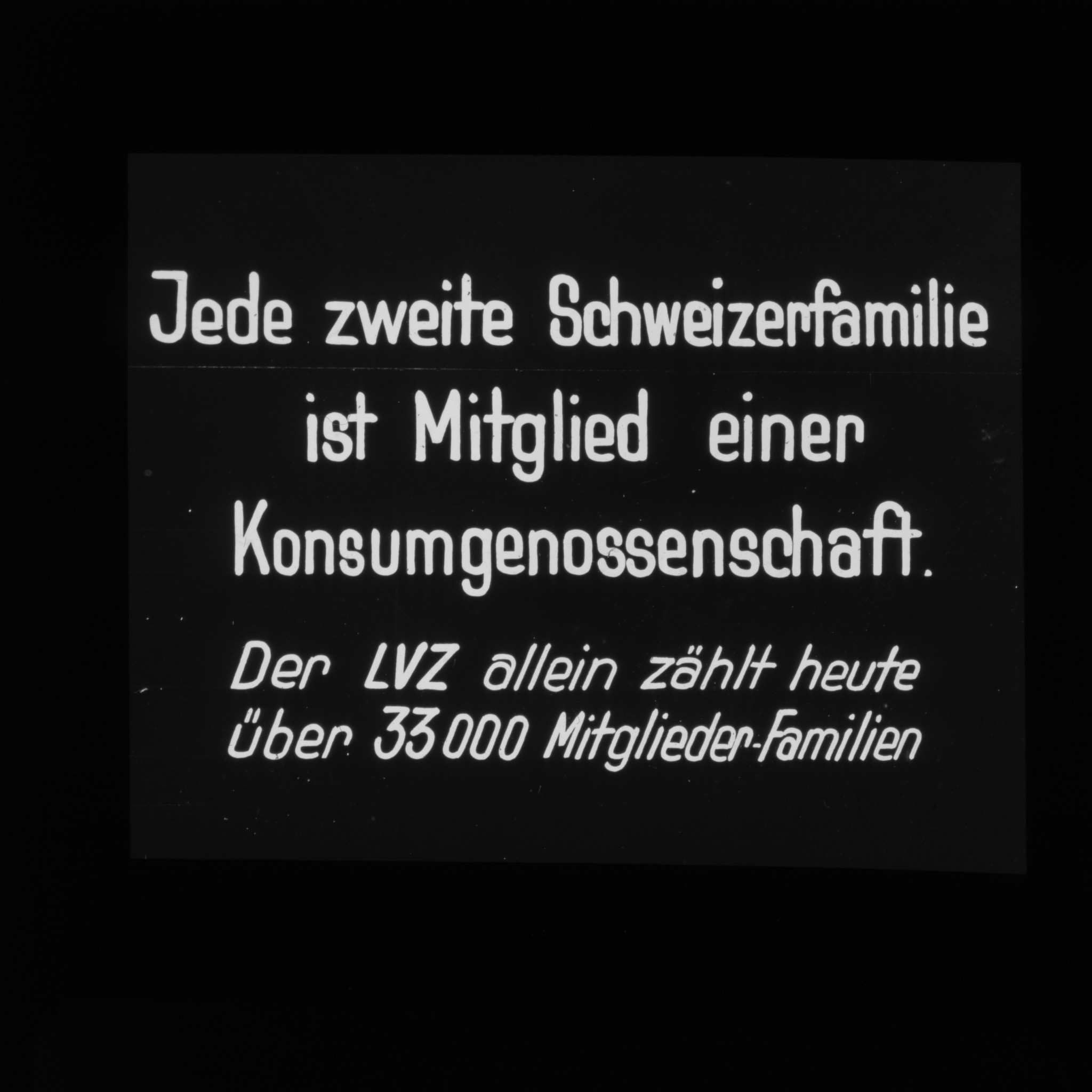 Dia mit Text: "Jede zweite Schweizerfamilie ist Mitglied einer Konsumgenossenschaft. Der LVZ allein zählt heute über 33000 Mitglieder-Familien".
