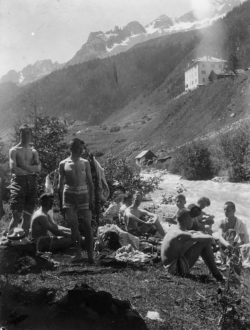 Giacomopass - Grosse Fahrt von Emmi Bloch (1887-1978) - Wandervögel in Badeanzug bei einem Bach (1910)