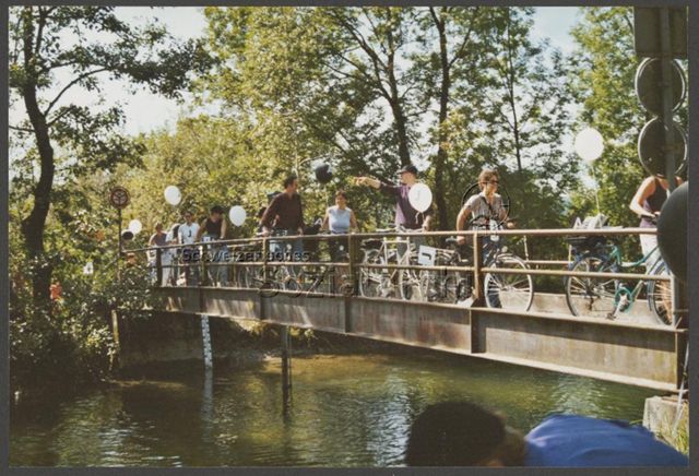 Aktion der HAZ: "Rainbow-Wolke of Love" im Vorfeld der kantonalen Abstimmung zum Partnerschaftsgesetz (08.09.2002) – Ausfahrt als Gruppe mit dem Fahrrad<br>