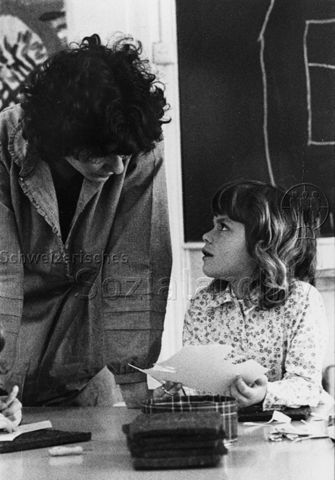 "Kindergarten" - Mädchen beim Basteln eines Scherenschnitts; um 1980
