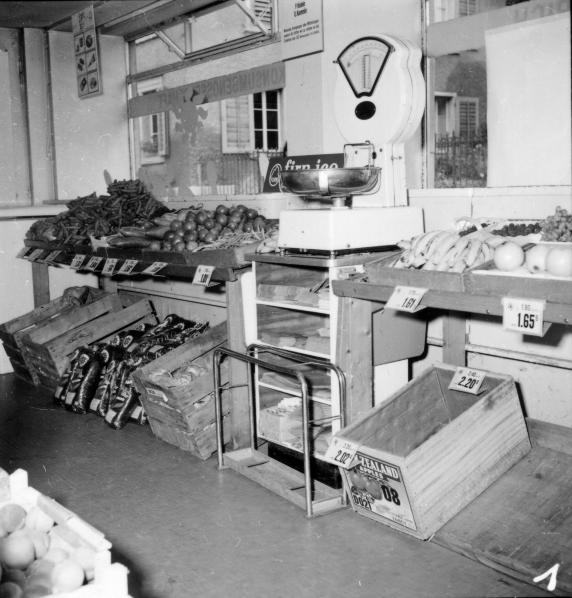 Laden des Lebensmittelvereins Zürich an der Zürichstrasse 89 in Goldbach / Küsnacht: Gemüseabteilung