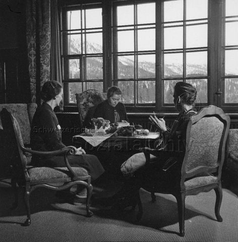 Mütterferien im "Chesa Spuondas" St. Moritz - Drei Frauen beim Stricken; um 1960