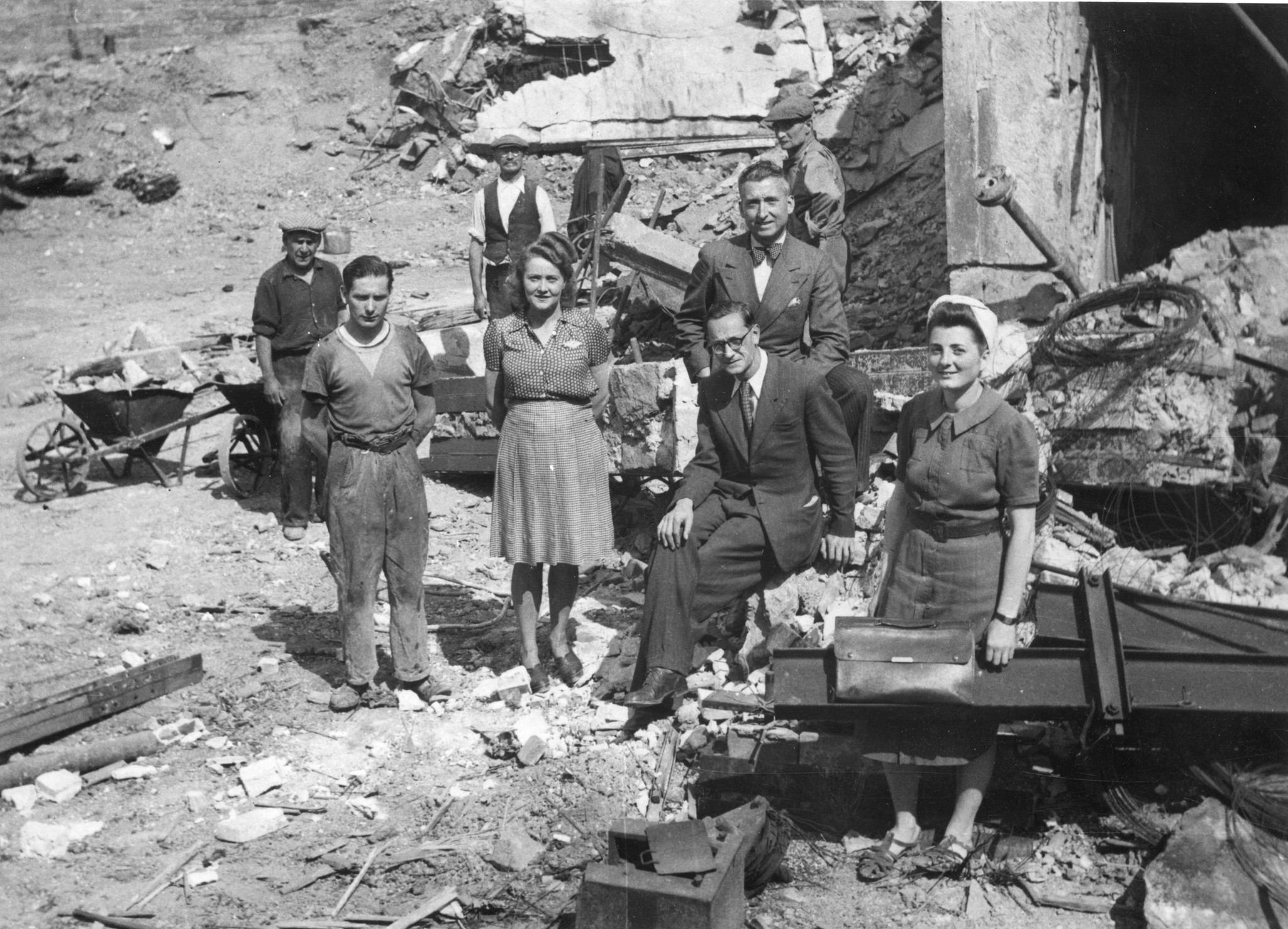 "Lyon 1945. Der Betriebsrat der Fabrik TESTE." Trümmer der zerbombten Fabrik