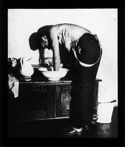 Diaserie zum Thema Tuberkulose im Kindesalter; Peinliche Sauberkeit - die erste Forderung der Gesundheitspflege; Mann bei Körperpflege; Deutsches Hygiene-Museum; um 1930