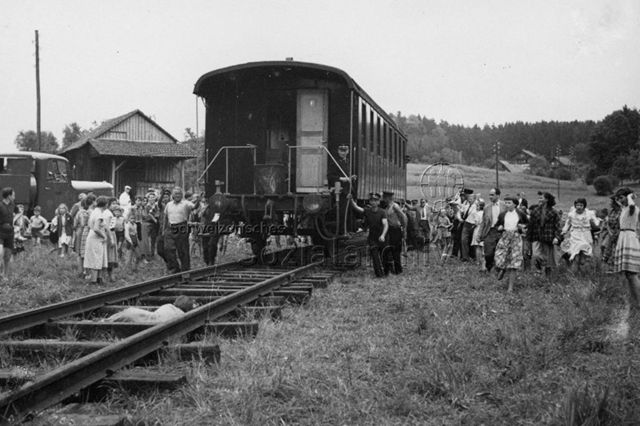 "Park im Grüene", Rüschlikon, Transport eines alten Zugwaggons - "Bis zum endgültigen Ruheplatz muss der Wagen auf den extra gelegten Schienen zurücksetzen"; um 1960