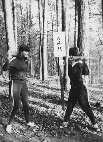 "Vita Parcours" - Zwei junge Frauen bei einer Übung; 1972