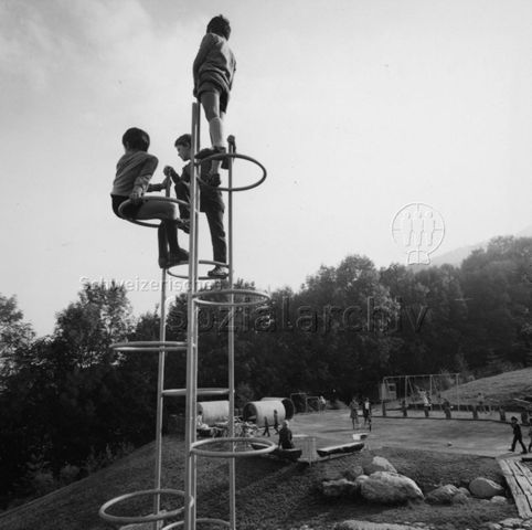 "Spielplatz Adliswil" - Kinder auf Klettergerüst; 1970