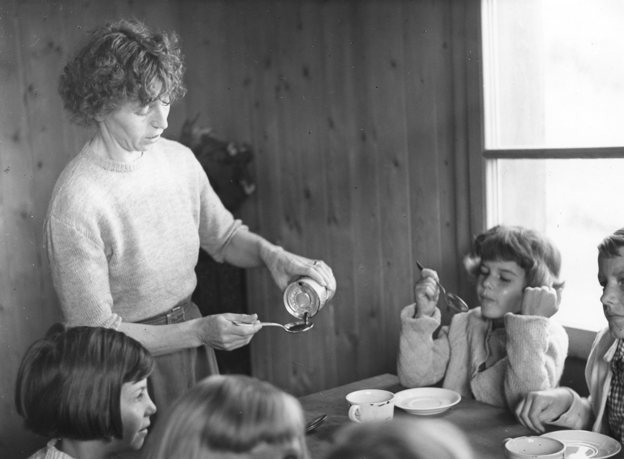 Betreuerin verabreicht den Kindern eine Paste