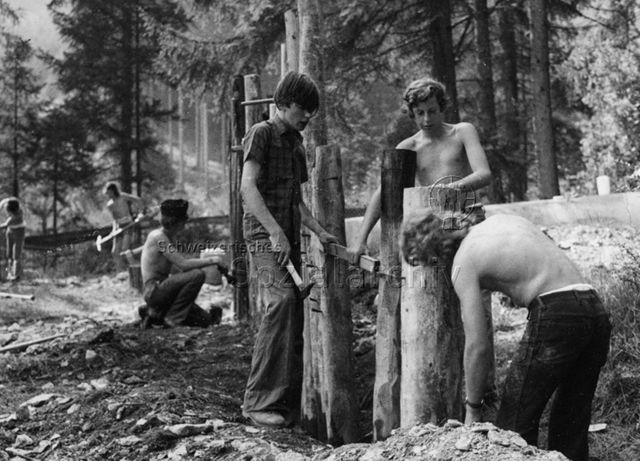 "Fronarbeit für Spielplatz Grüsch" - Jugendliche bei der Arbeit; 1973