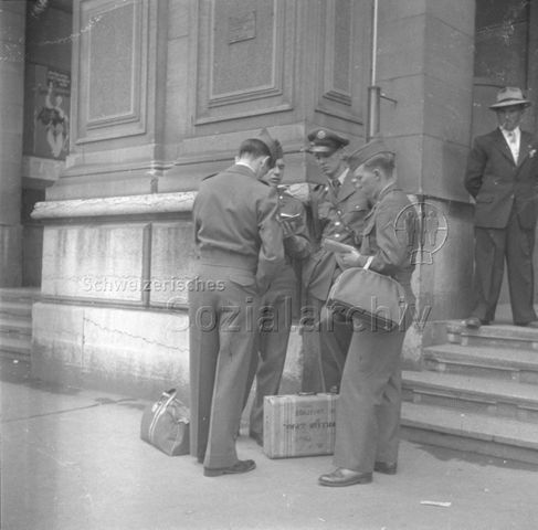 Junge Männer in Uniformen (ev. Militäruniformen), Zürich Hauptbahnhof, um 1960