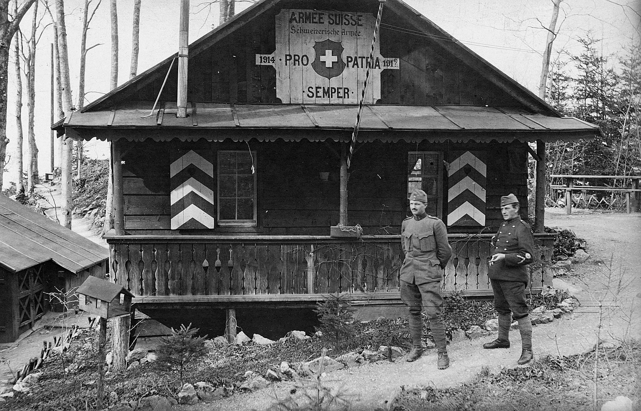 Max Suter bei der Grenzbesetzung während des Ersten Weltkriegs - Beschriftung auf der Hütte: "Armee suisse, schweizerische Armee, 19