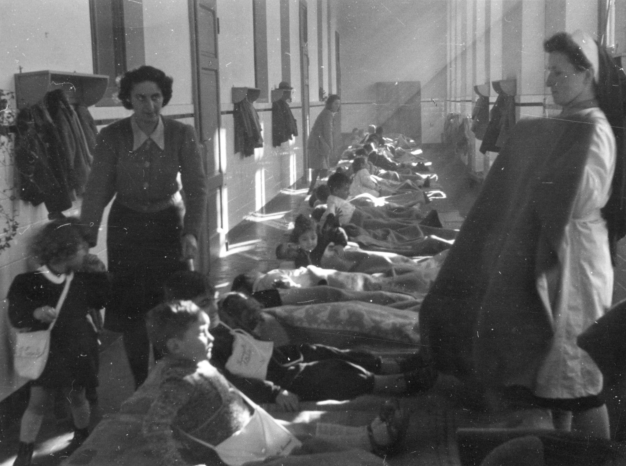 Italienreise 1945/1946 durch Torino, Milano, Arese und Cresseglio; "Mardi le 8. Jan. 1946, Milan a l'asilo italo-suisse, la sieste". - Kinder in einem Kinderheim in Mailand Mittagsschlaf haltend