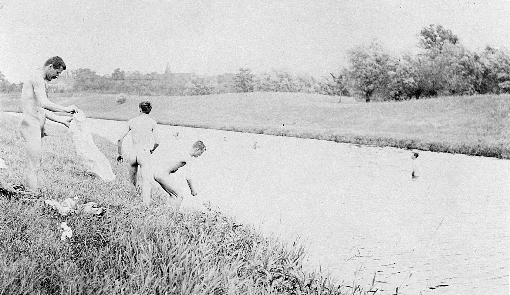 Badeffahrt mit den Leipziger Wandervögeln: Nackte Wandervögel am Ufer des Flusses und badende Wandervögel (1915)