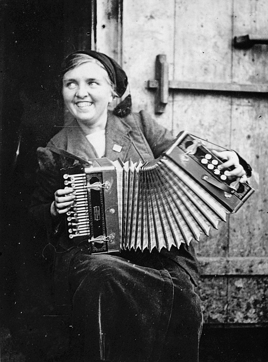 Wandervogel (Mädchen) der Wandervogel-Ortsgruppe Zürich-Altstadt Akkordeon spielend (1914)