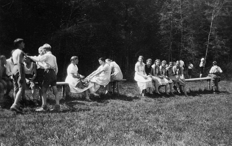 Wandervogel-Landsgemeinde in Rümlang - Wandervögel sitzen auf Holzbänken auf der Wiese (1932)