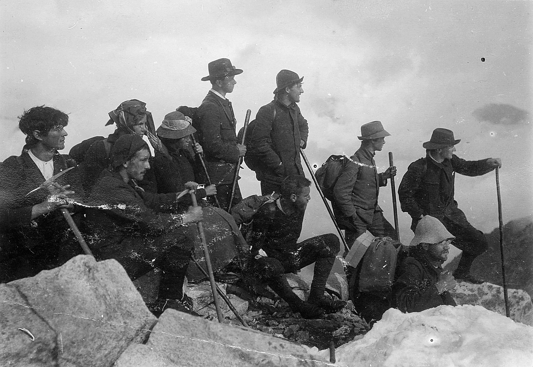Gruppenporträt der Wandervögel auf dem Pizzo Lucendro (1912)