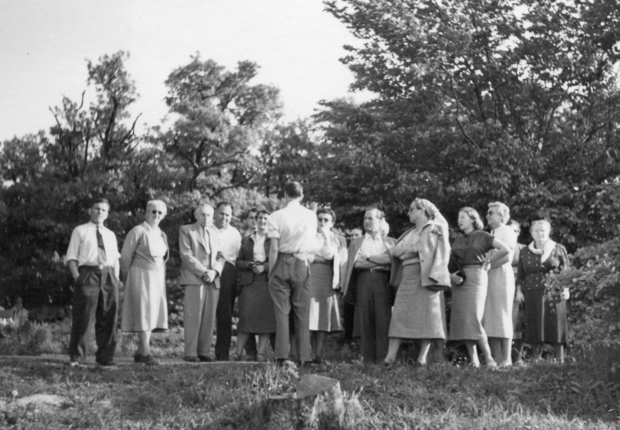 Sammellager im Haus des SMUV Sierre-Aktion zugunsten notleidender Gewerkschafter 1951; eine Gruppe von Personen auf einer Wiese stehend