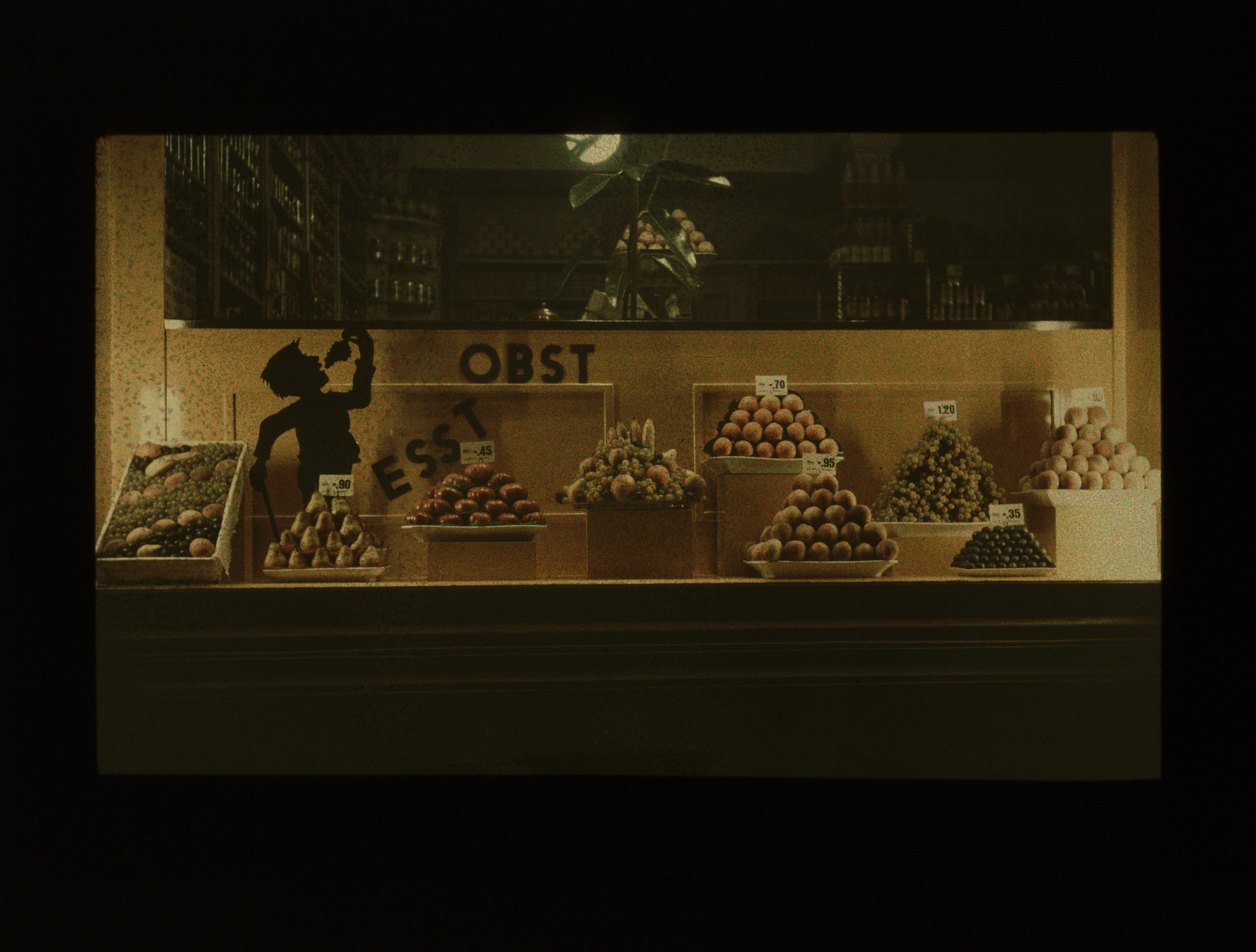 Dia: COOP/LVZ-Filiale, im Schaufenster Obst und Text: "Esst Obst".