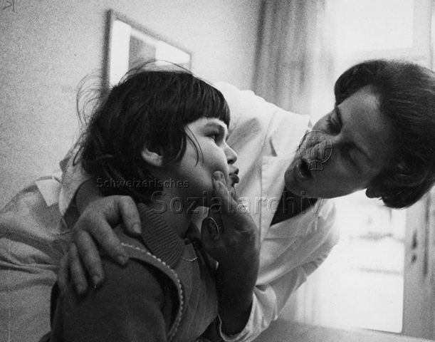 "Heimkinder" - Betreuerin und Mädchen beim Scherzen; um 1965
