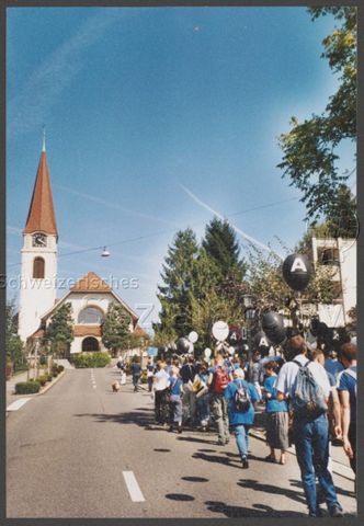 Aktion der HAZ: "Rainbow-Wolke of Love" im Vorfeld der kantonalen Abstimmung zum Partnerschaftsgesetz (08.09.2002) – Marsch<br>
