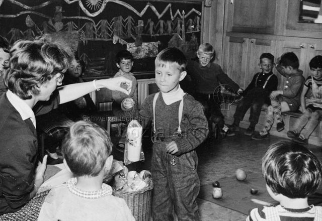 Zahnhygiene, Schulzahnarzt - Ein Junge erhält ein Zahnpflegeset; um 1960