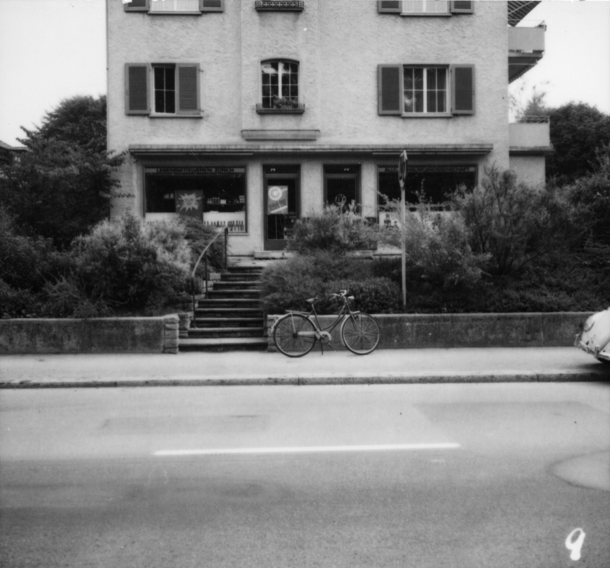 Laden des Lebensmittelvereins Zürich an der Dorfstrasse 18 in Küsnacht: Aussenansicht