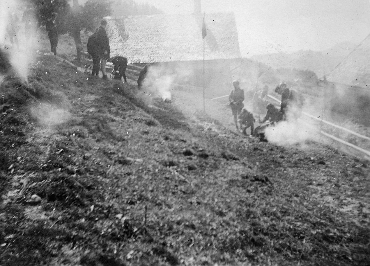 Wandervögel in der Nähe einer Hütte (vermutlich) kochen auf dem Feuer (vermutlich) (1920)