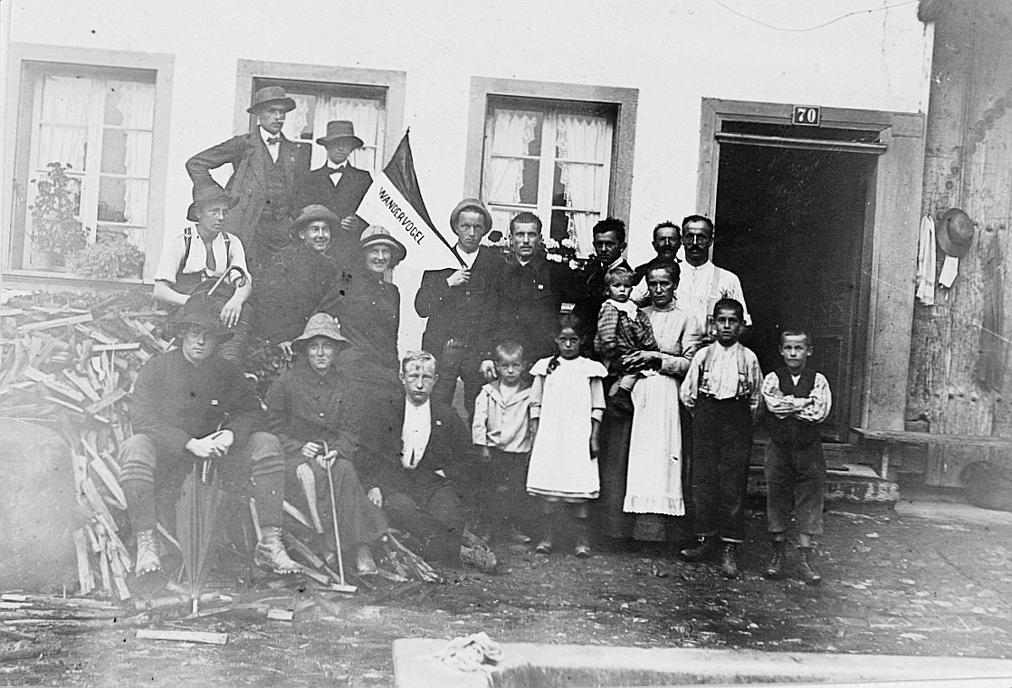 Wandervogel-Ortsgruppe Aarau-Stadt - Gruppenporträt: Wandervögel (auch Kleinkinder) posieren vor einem Haus (1918)