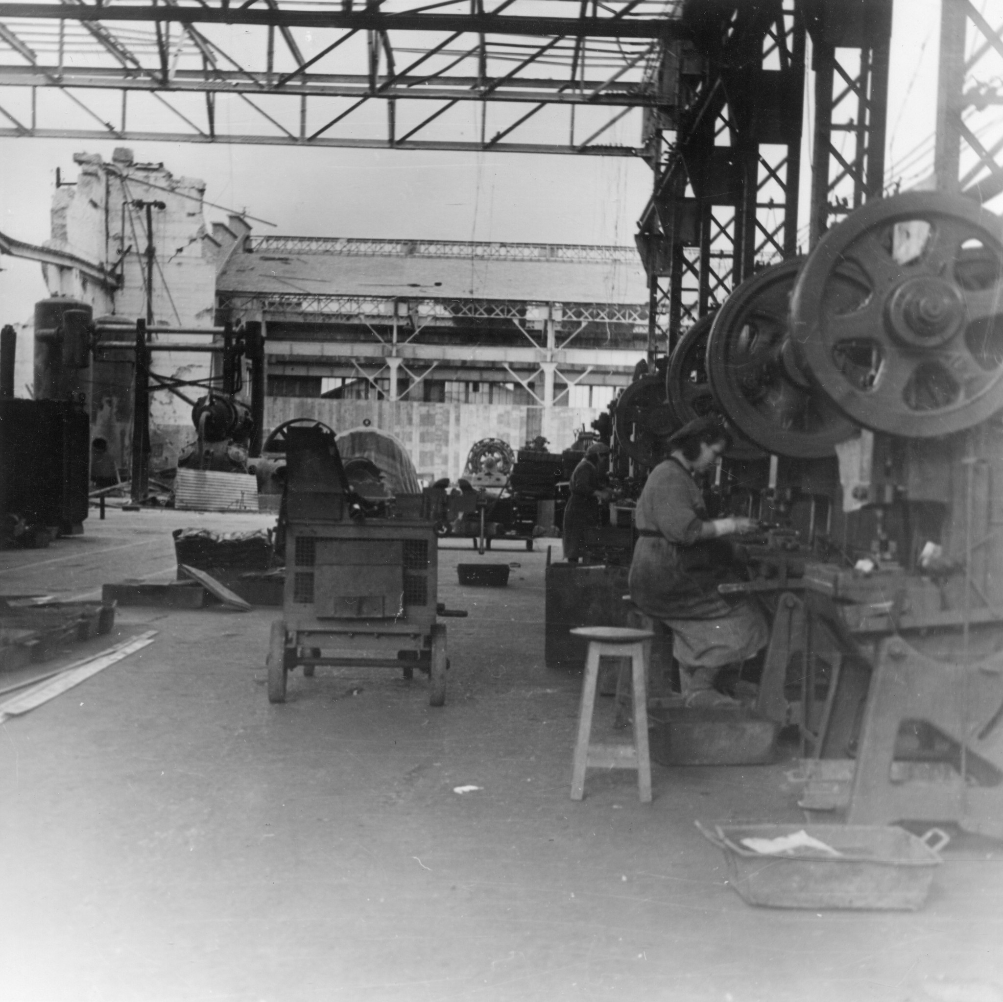 "Lyon, Usine(s) Berliet, 1944. Arbeit unter freiem Himmel." Arbeiterinnen am Werk in zerbombter Fabrik