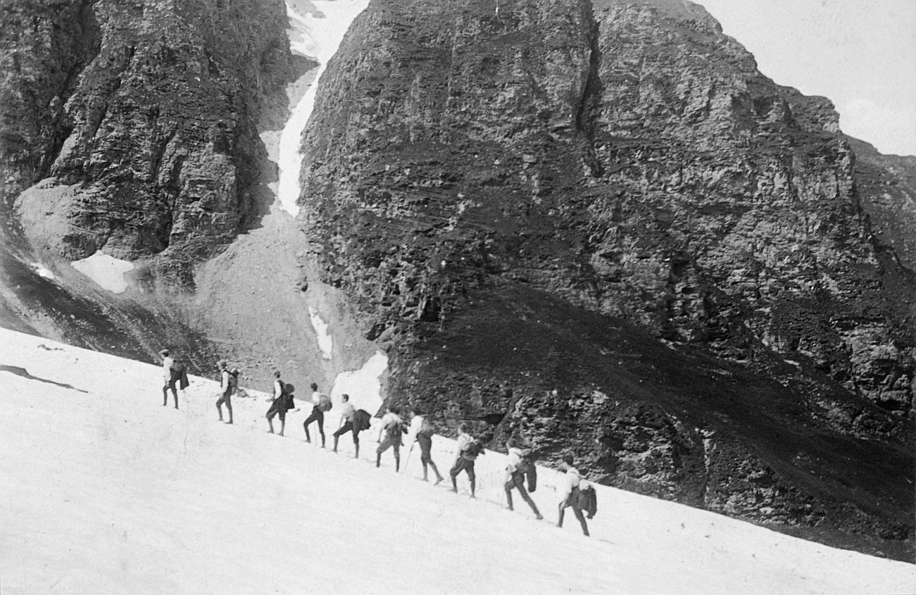 Wandervögel laufen auf dem Schnee beim Risetenpass (1909)