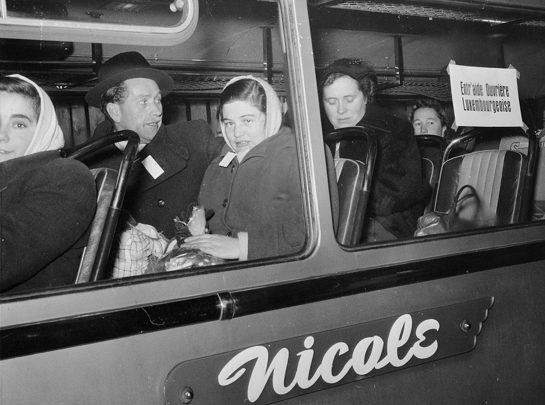 Auf nach Vichten! (Entraide Ouvrière Luxembourgeoise); Menschen in einem Bus sitzend