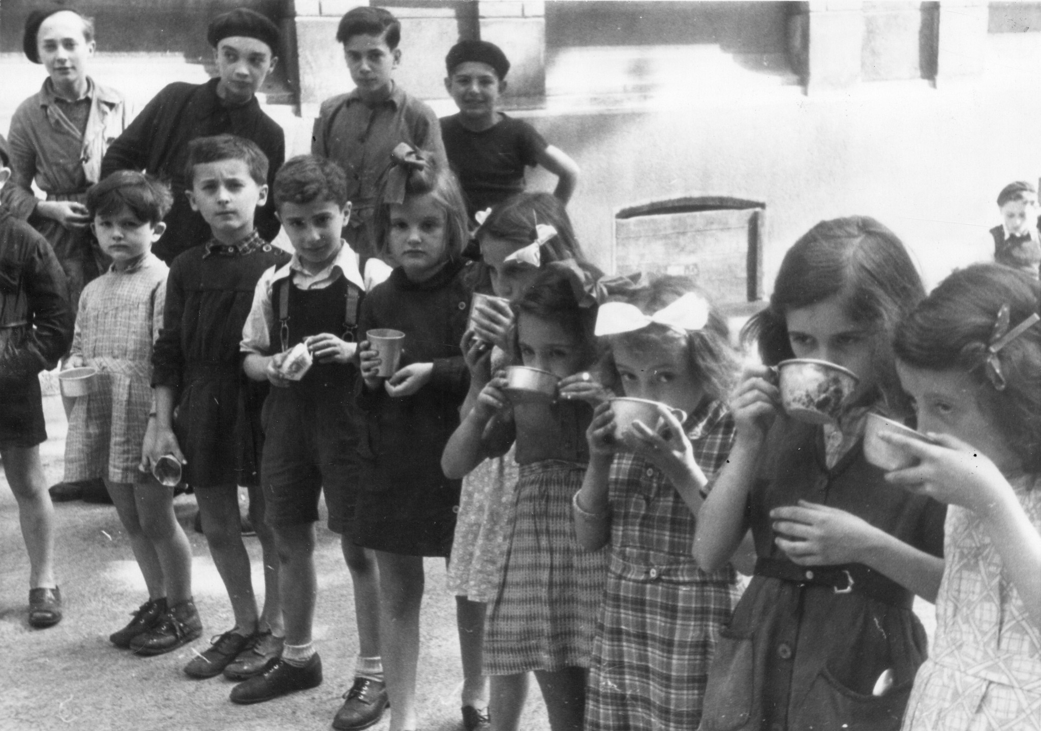 "Saint-Etienne, 1945. Eine Schar unterernährter Kinder. Ihr Gewicht ist im vergangenen Jahr stationär geblieben und sie weisen eine positive TB [Tuberkulose] Reaktion auf."