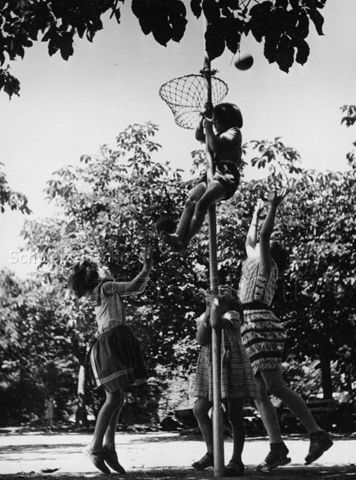 "Zug" - Kinder beim Klettern und Basketballspielen; um 1960