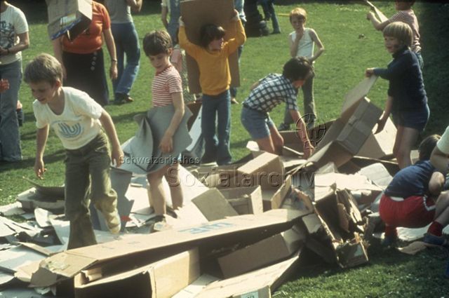 "Spielbus Zürich" - Kinder beim Spielen mit Kartonkisten; 1977