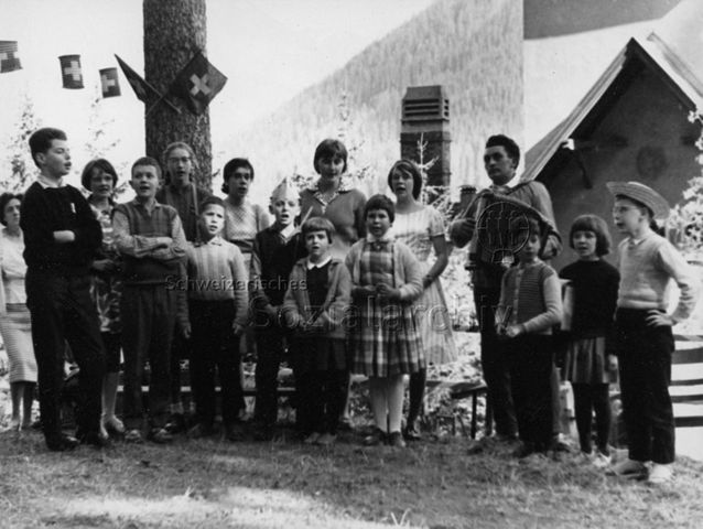 "Feste", Feier zum 1. August - Jugendliche und Kinder beim Singen, ein Mann spielt Handorgel; 1961
