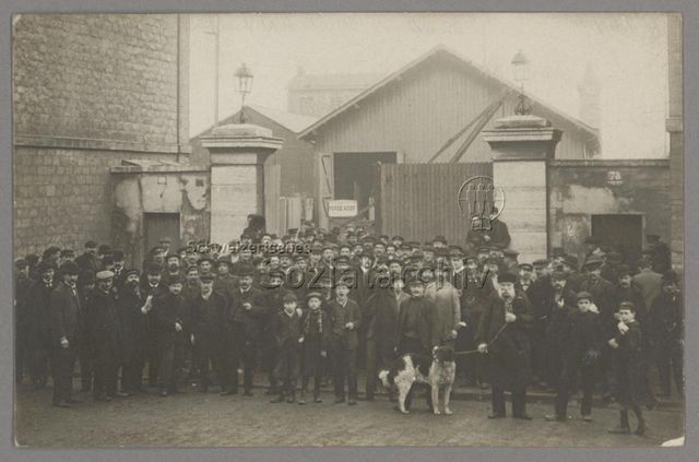 Eingangsbereich einer Fabrik in einem Industriegebiet, Frankreich, um 1920
