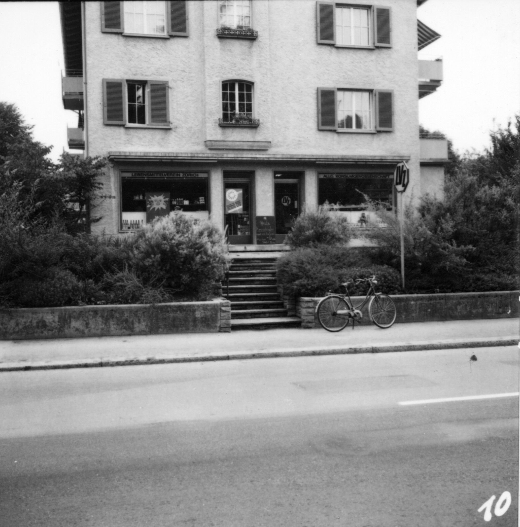 Laden des Lebensmittelvereins Zürich an der Dorfstrasse 18 in Küsnacht: Aussenansicht
