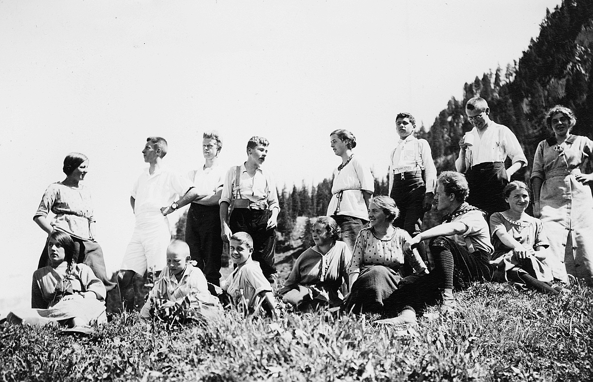 Gruppenporträt der Wandervögel in den Bergen (1914)