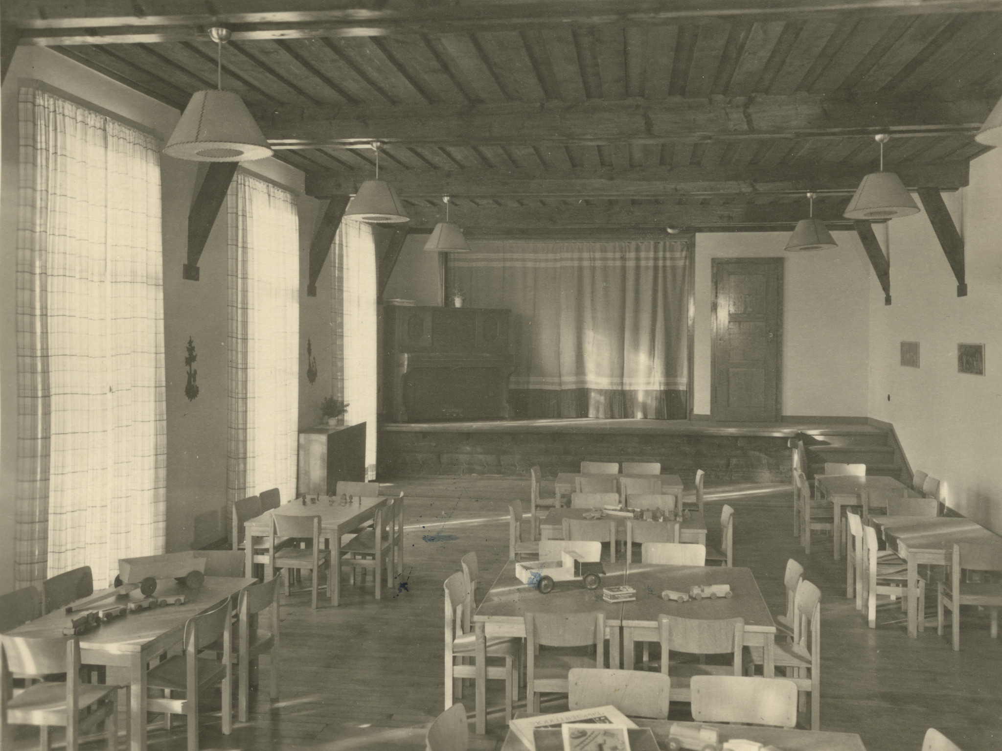 "Ehemaliges Studentenheim, dann Hitler-Jugend-Heim, seit 1945 Arbeiterwohlfahrt. Kindergarten, Jugendheim für die Falken, Nähstube der Arbeiterwohlfahrt Stuttgart"; Kindergarten
