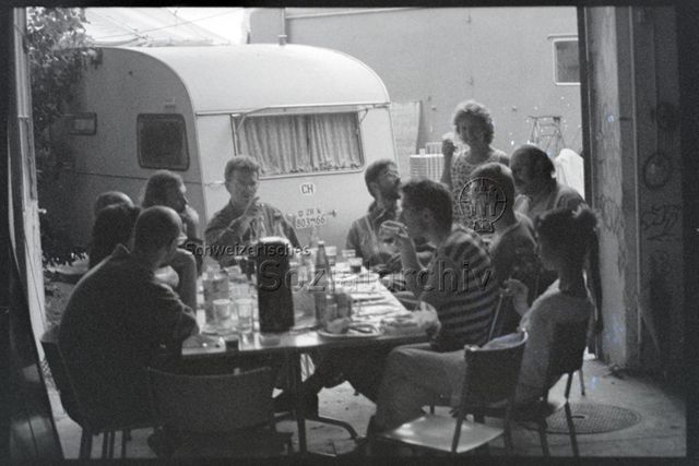 Umbau Juli 1988, Pause des Umbau-Teams, u.a. Harm Lux, Barbara Mosca, Felix Brunner