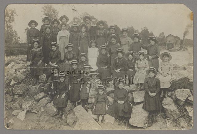 Gruppe von Mädchen mit Strohhüten, Ordensfrau, Ostschweiz (?), um 1910