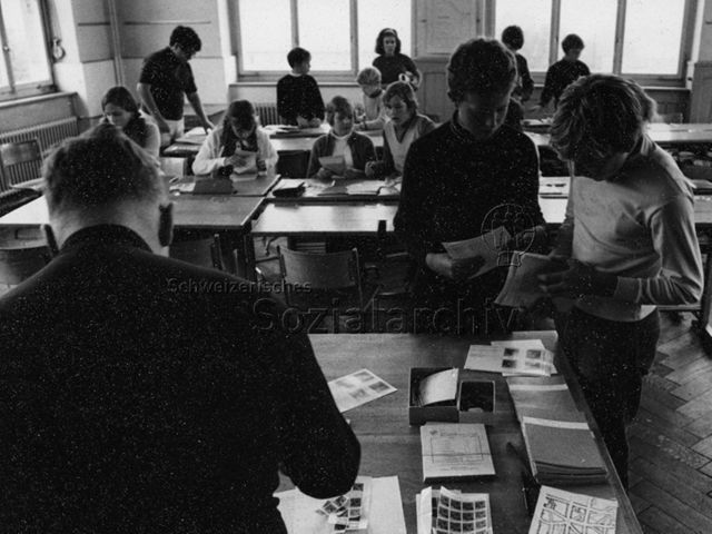 "Markenverkauf Schule" - Kinder beim Einpacken der Marken; 1969