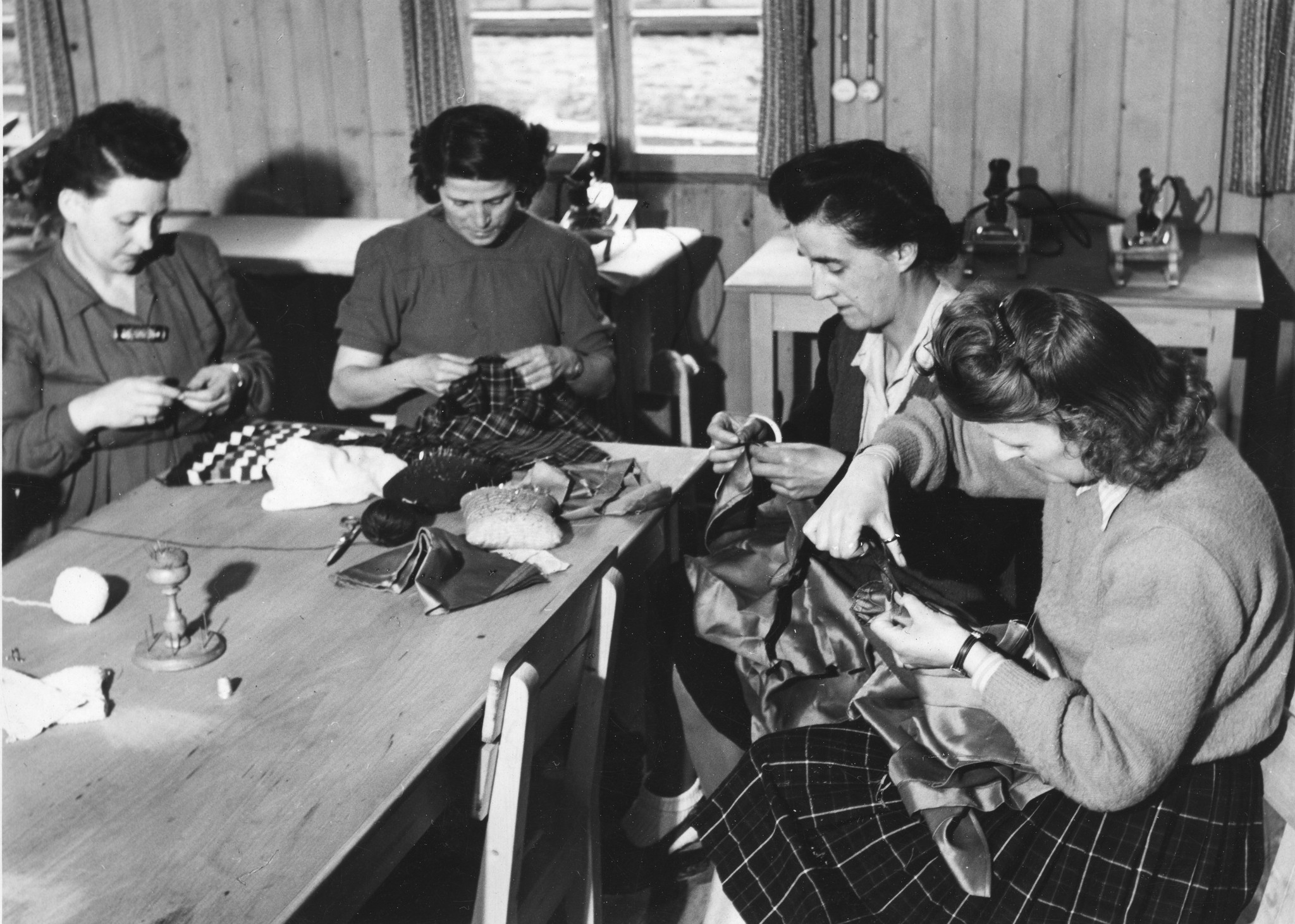 "Ouvroir". Frauen nähen in der Nähstube des Sozialzentrums