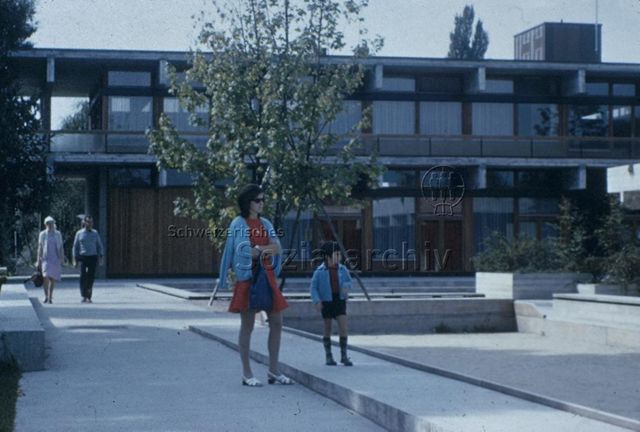 "Hartspielplatz vor Gemeinschaftszentrum Seebach, Zürich" - Mutter und Kind in der Anlage; um 1975