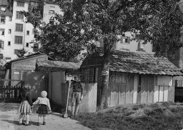 "Robinsonspielplatz Wipkingen", Zürich - Drei Kinder in der Anlage; um 1965