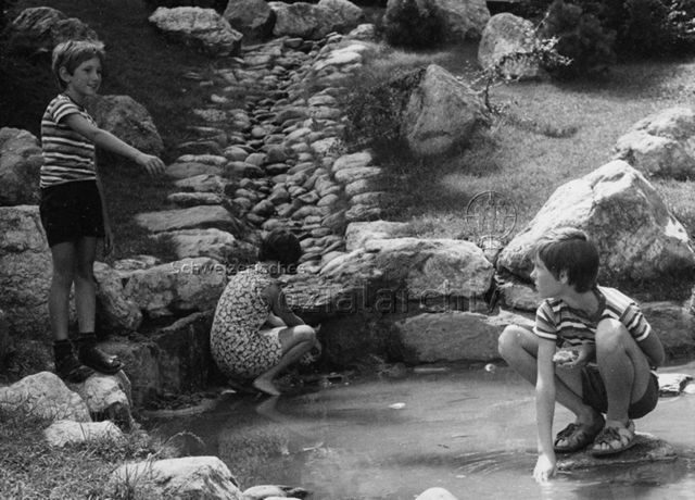 "Spielplatz Schaan, erbaut von Herrn Trachsel" - Kinder beim Spielen in künstlichem Bachbett; 1973