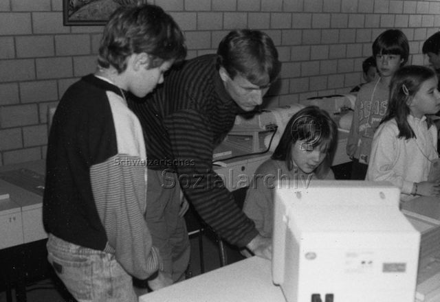 "Ferienpass/Computer Grafik" - Ein Kursleiter gibt Instruktionen, Kinder am Computer; 1990