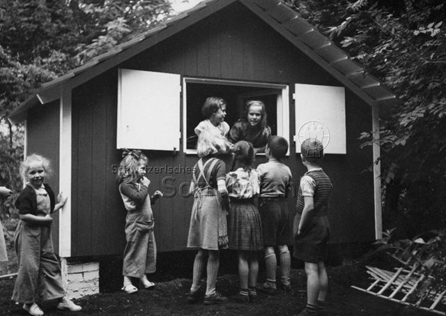 Spielplatz - Kinder beim Spielen in einer Hütte; um 1960