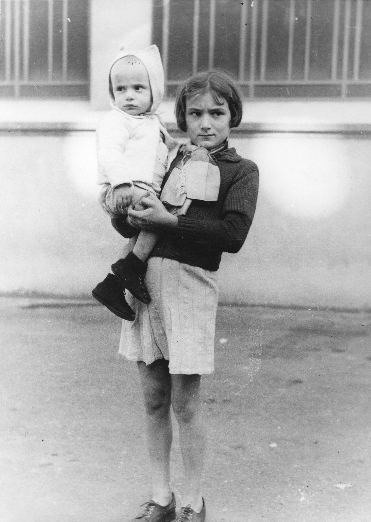 "Lyon, Oktober 1944. Brauchen französische Kinder die Hilfe der Schweiz?"; ein Mädchen mit seinem kleinen Geschwisterchen